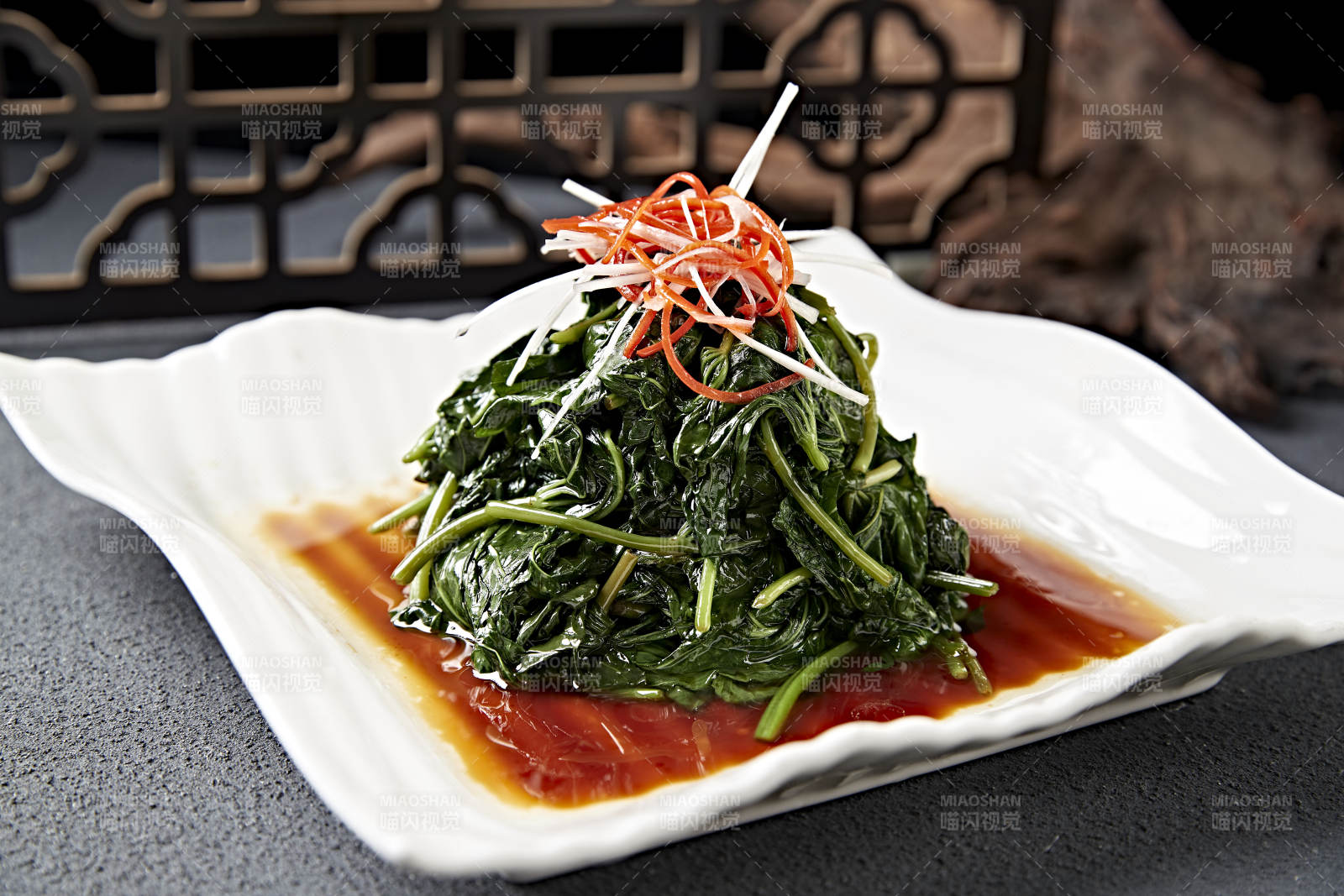 凉拌浇汁嫩菠菜图片