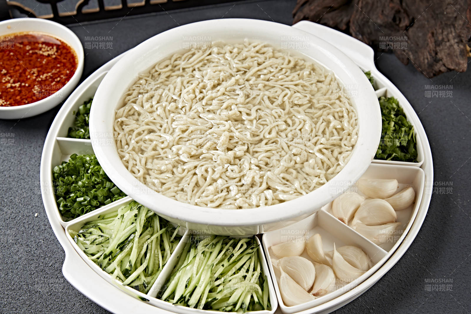 白色瓷盆装的杂粮豌豆粉米凉虾图片