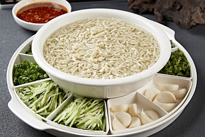 白色瓷盆装的杂粮豌豆粉米凉虾图片