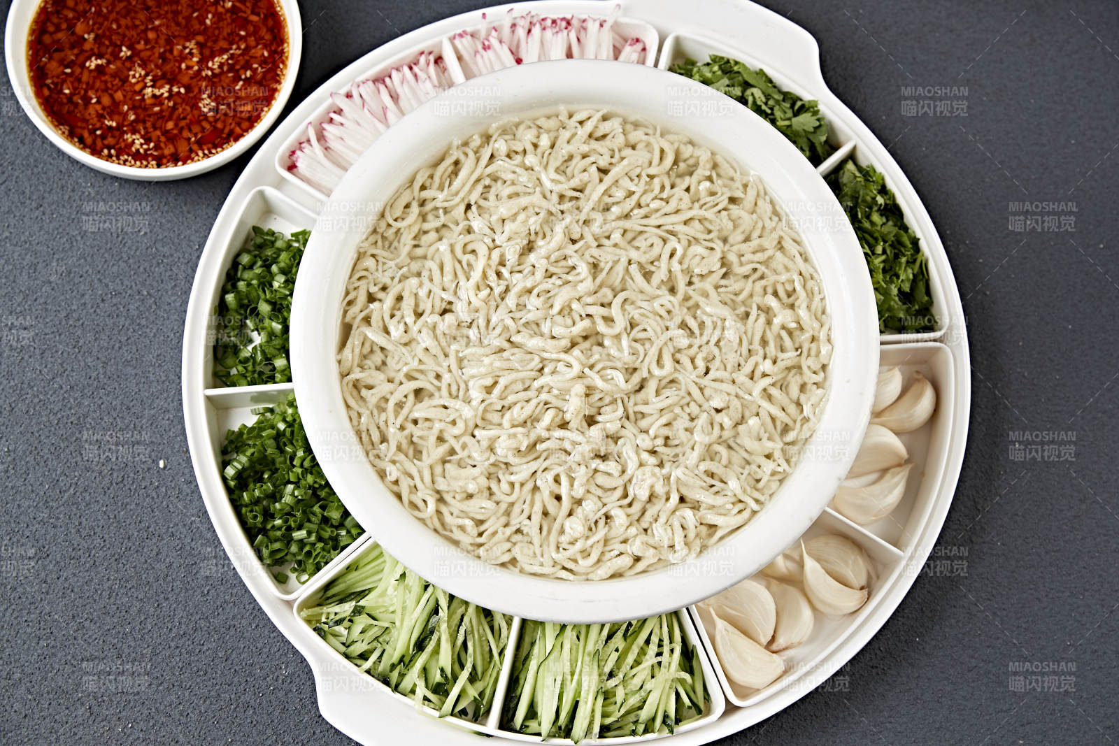 白色瓷盆装的杂粮豌豆粉米凉虾图片