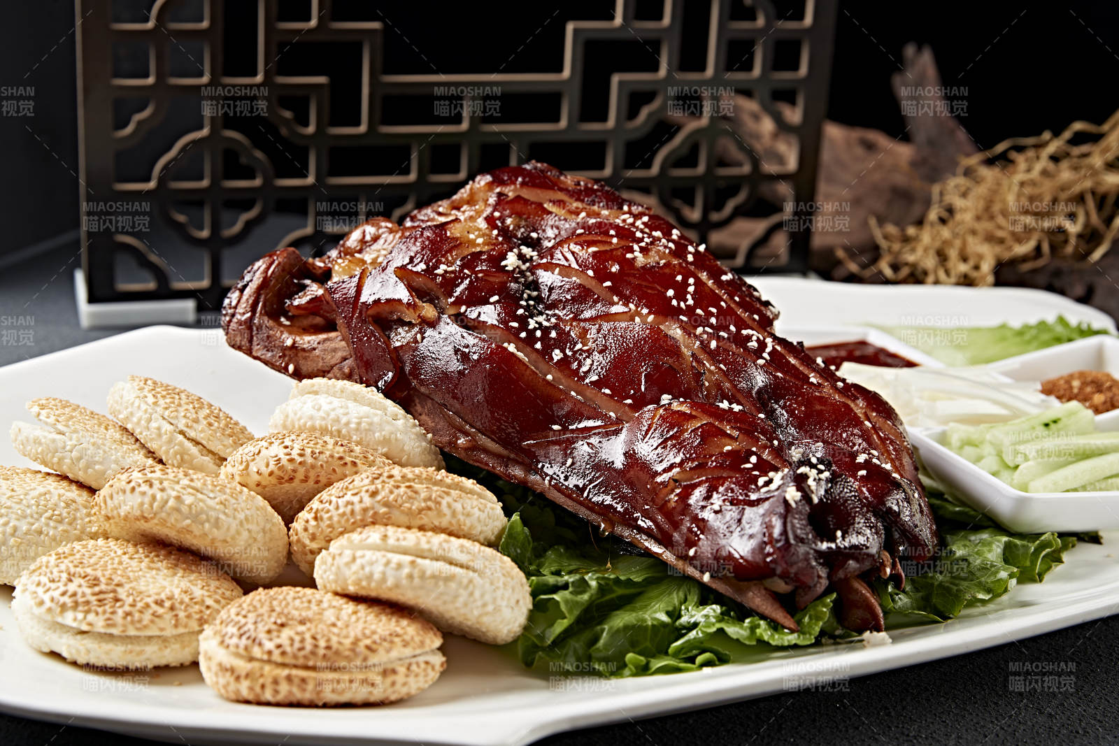 烧烤猪脸猪头肉配锅盔蘸酱菜图片