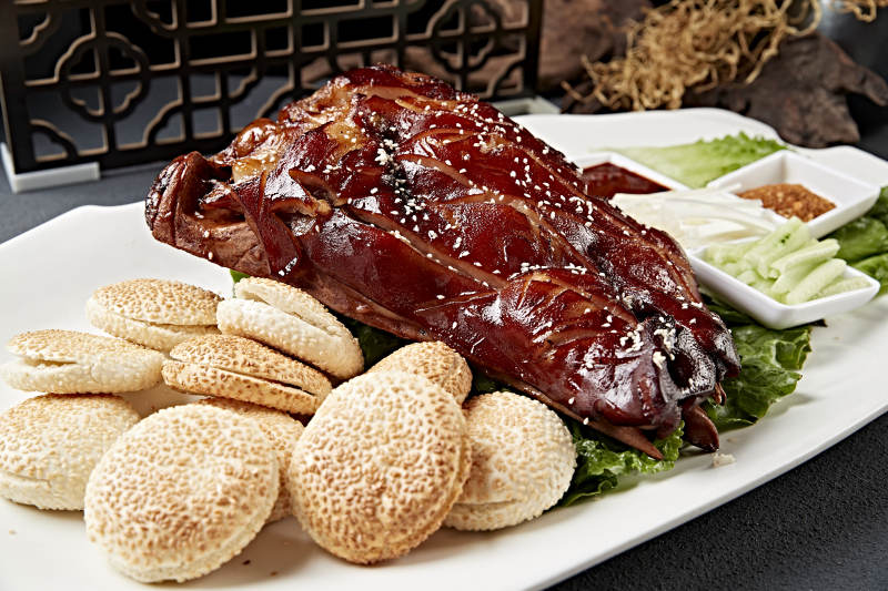 烧烤猪脸猪头肉配锅盔蘸酱菜图片