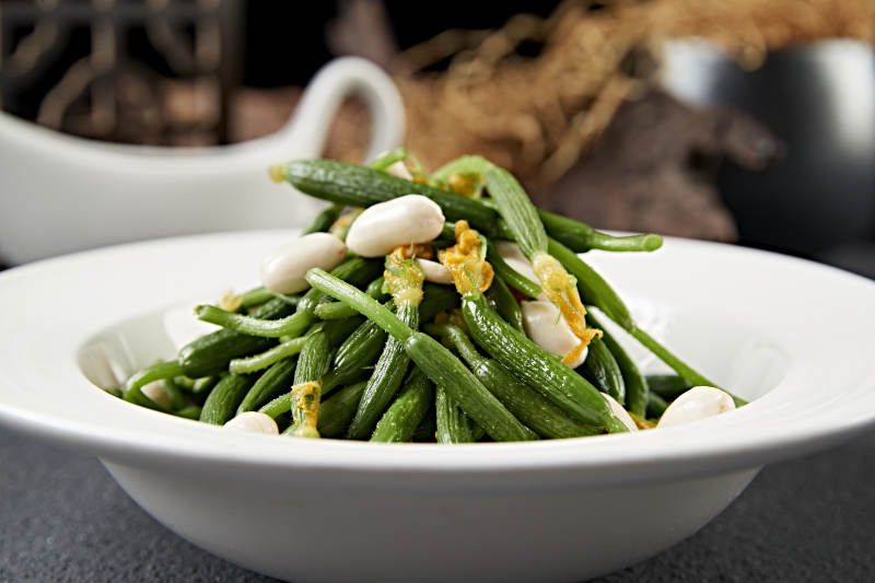 美味凉菜果仁巧拌黄瓜仔图片