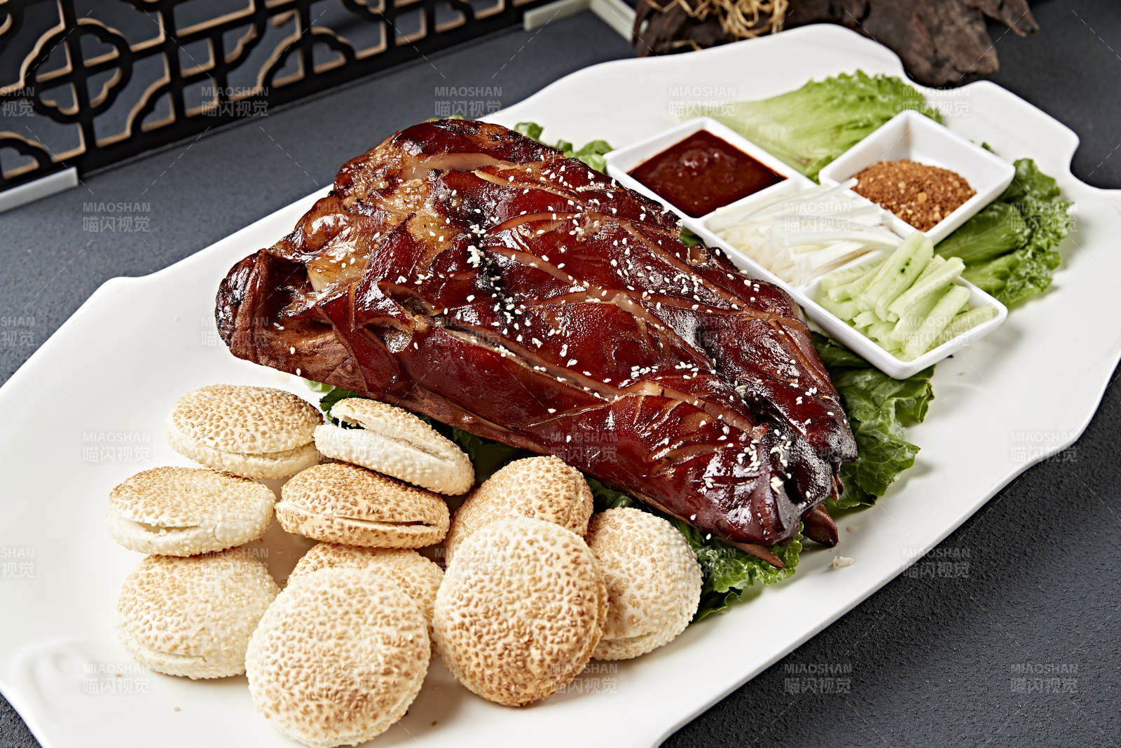 烧烤猪脸猪头肉配锅盔蘸酱菜图片