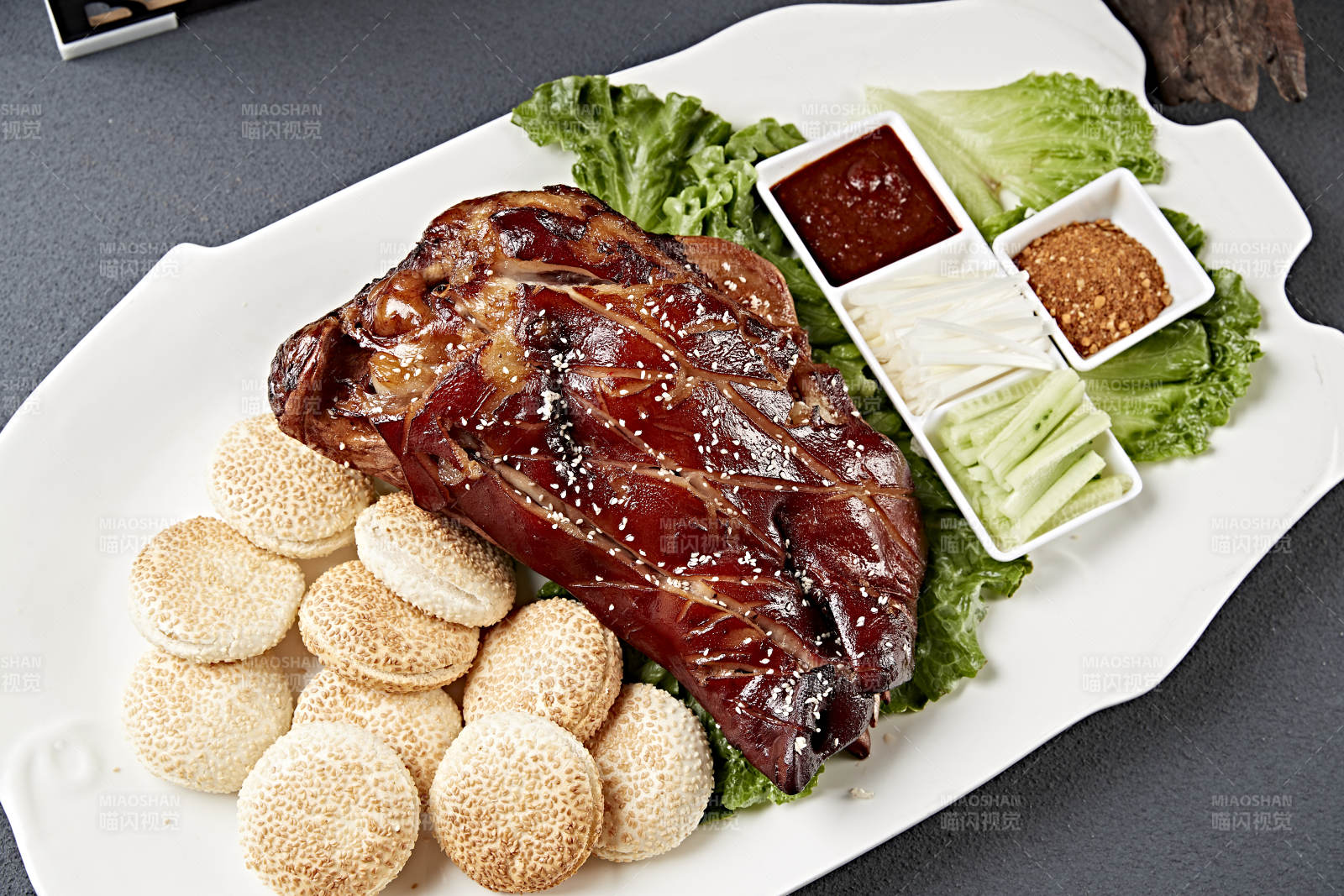 烧烤猪脸猪头肉配锅盔蘸酱菜图片