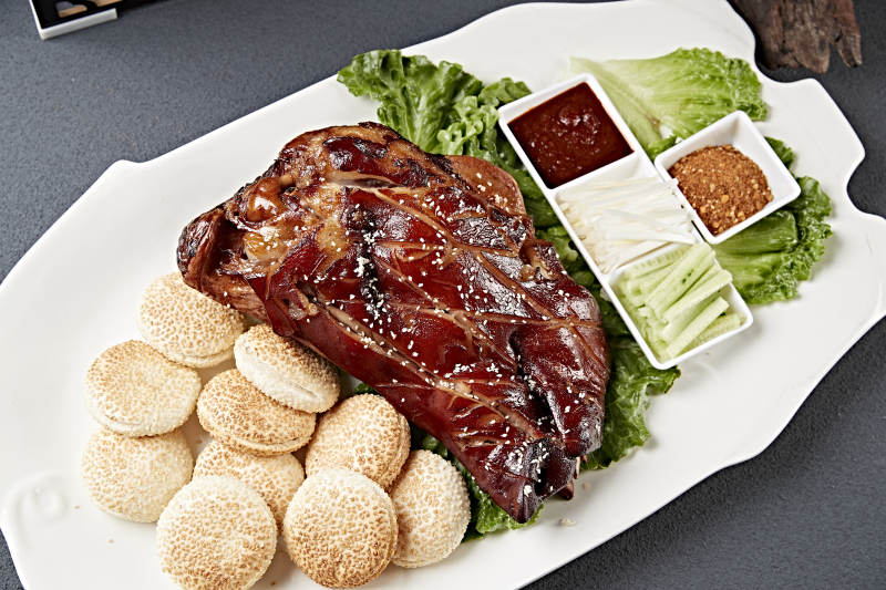 烧烤猪脸猪头肉配锅盔蘸酱菜图片