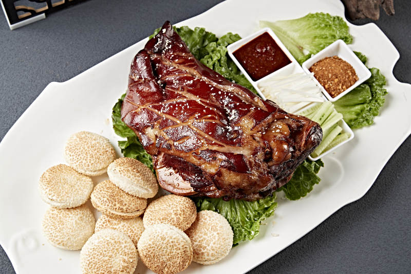 烧烤猪脸猪头肉配锅盔蘸酱菜图片