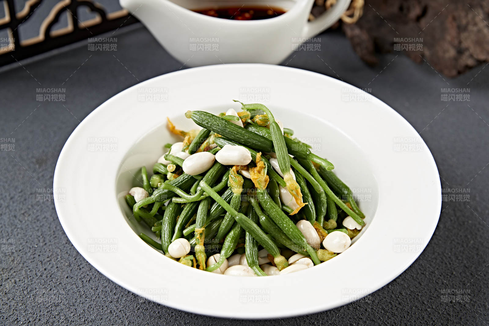 美味凉菜果仁巧拌黄瓜仔图片