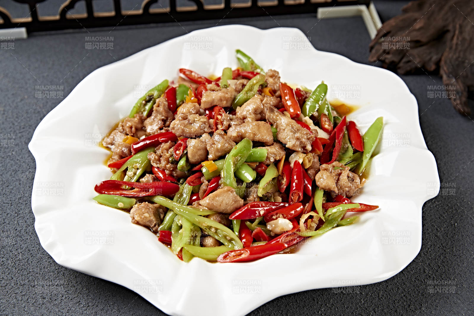 香辣杭椒爆鸡丁图片