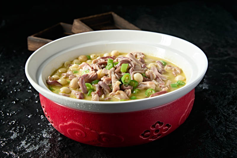 酸汤米椒莲子炖猪肚图片