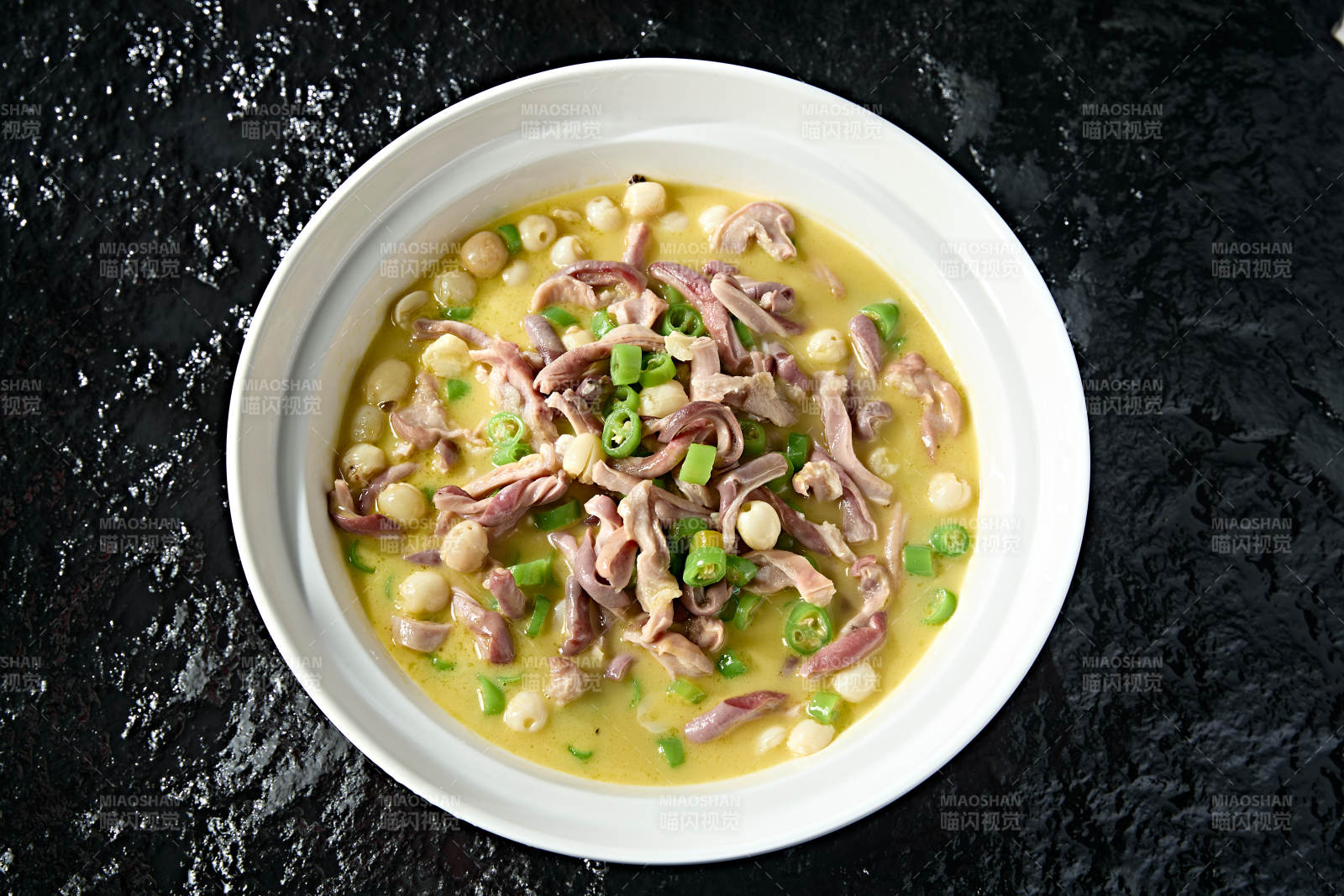 酸汤米椒莲子炖猪肚图片