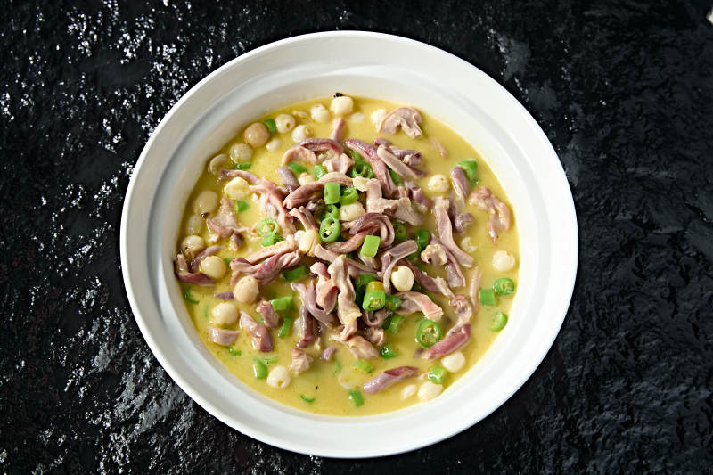 酸汤米椒莲子炖猪肚图片