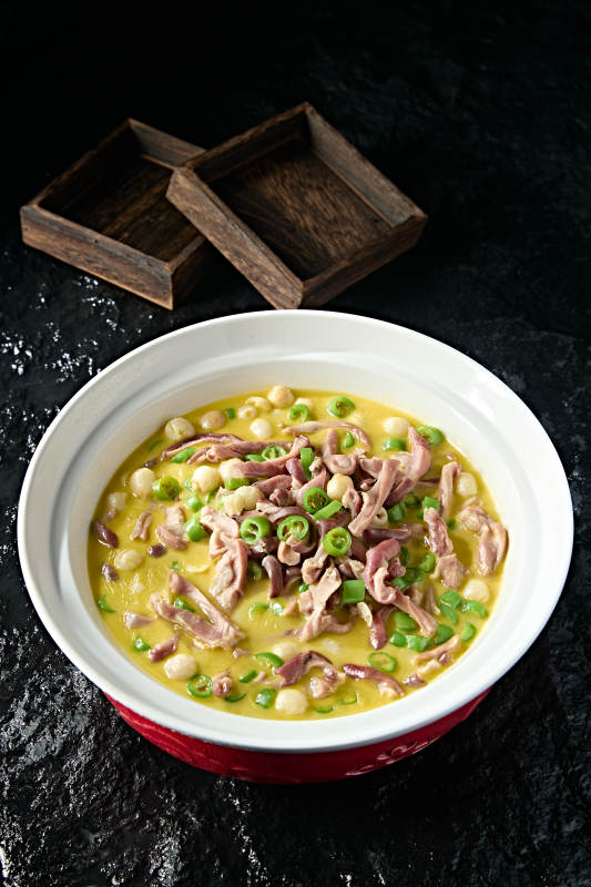 酸汤米椒莲子炖猪肚图片