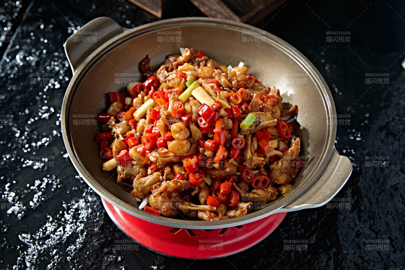 湘味米椒辣炒蒜香牛蛙图片