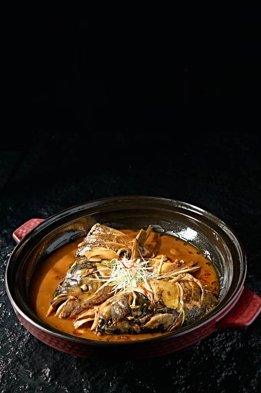 美味酱焖野生鲢鱼头图片