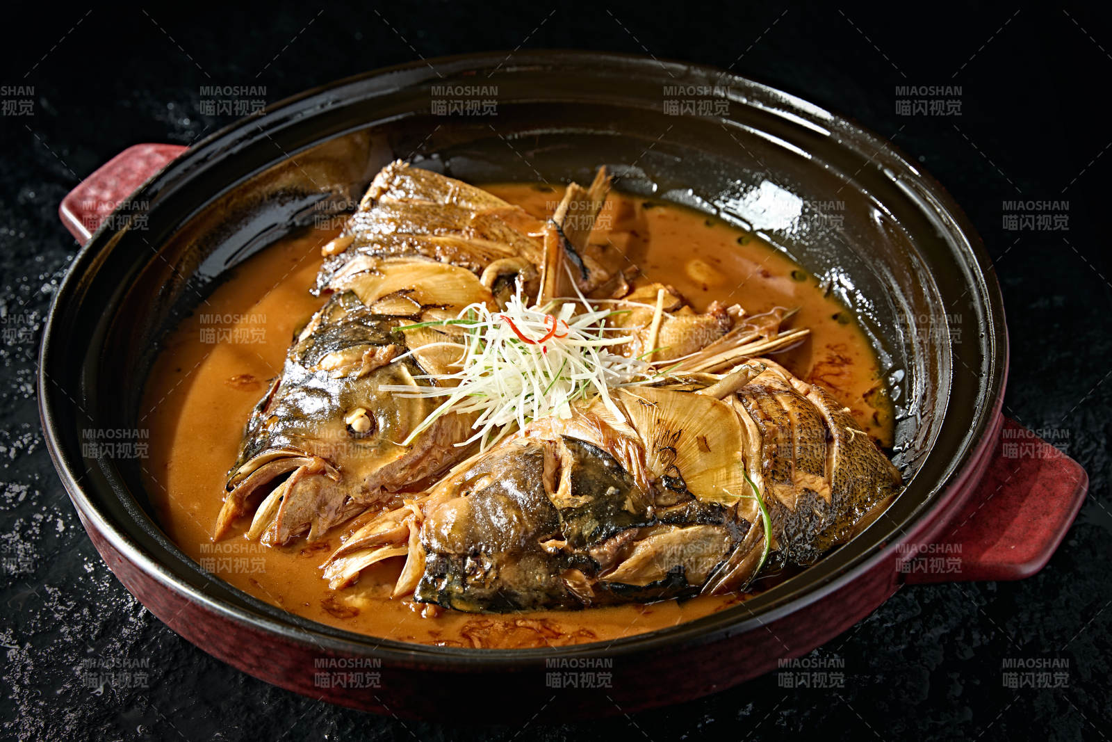 美味酱焖野生鲢鱼头图片