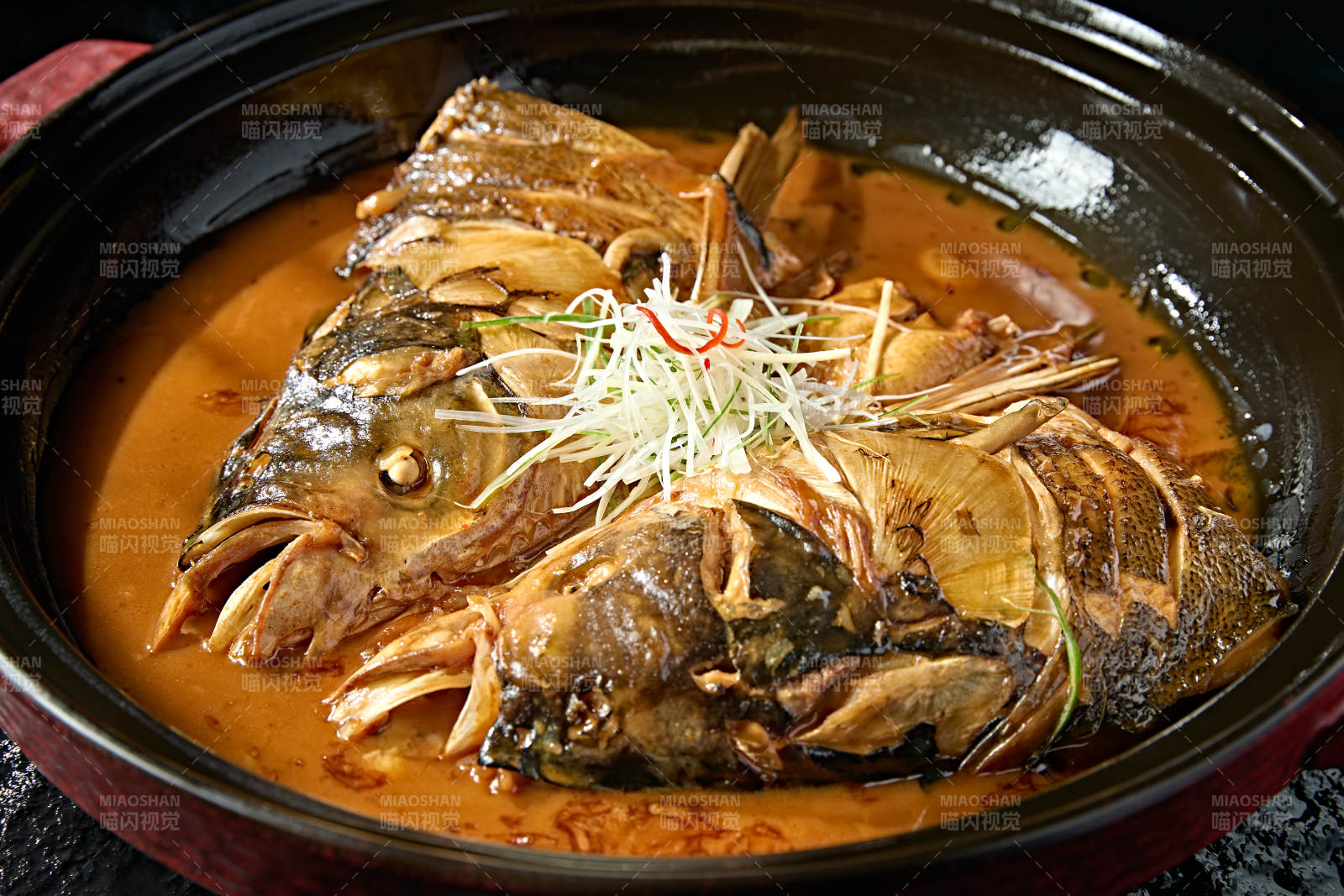 美味酱焖野生鲢鱼头图片