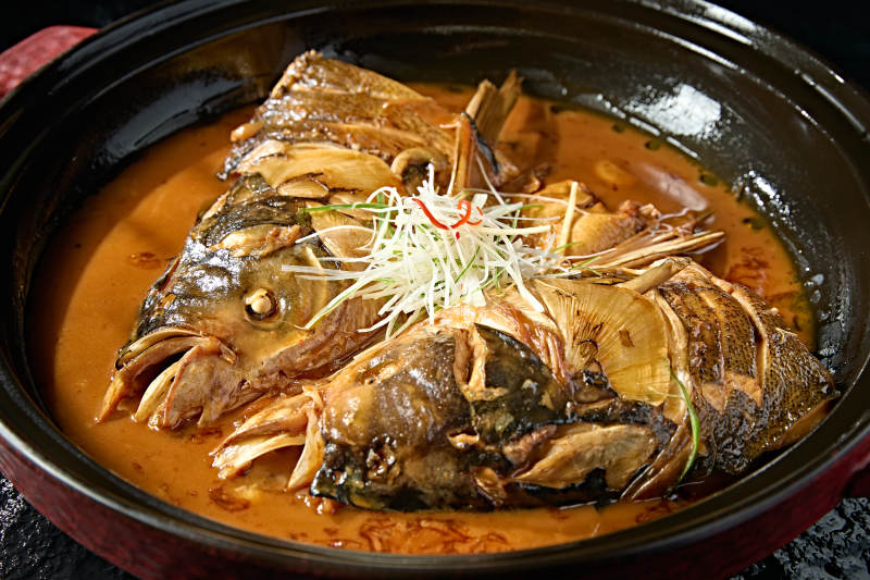 美味酱焖野生鲢鱼头图片