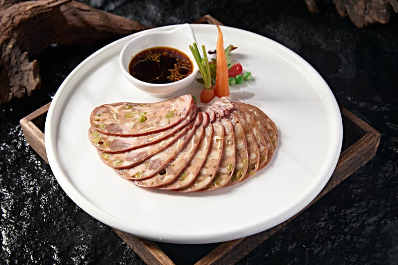 美味凉菜压猪耳丝肘花卷图片