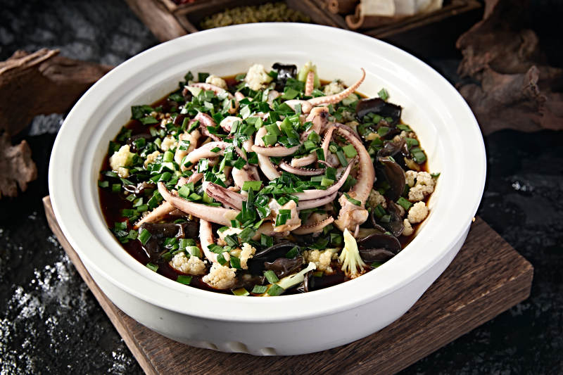 胶东海鲜系列浓汤韭菜炖鱿鱼须图片