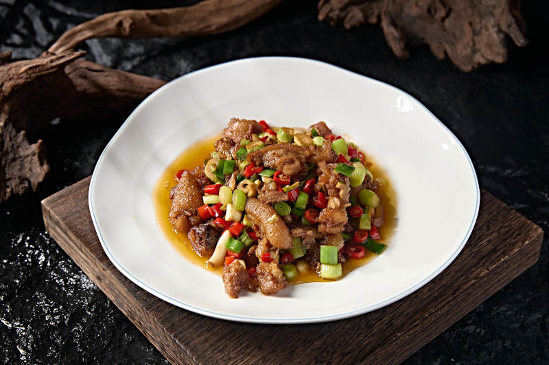 美味米椒蒜苗爆炒猪脚皮图片