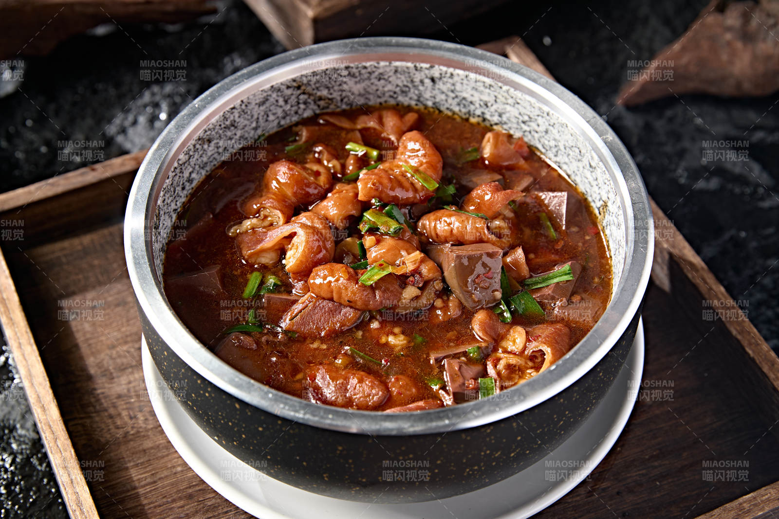 江湖菜系石锅鸭血炖肥肠图片