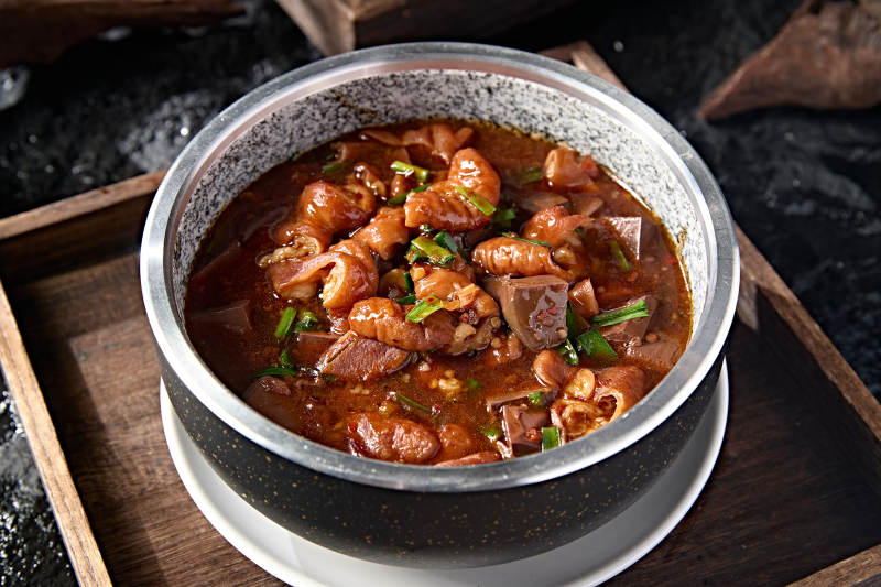 江湖菜系石锅鸭血炖肥肠图片