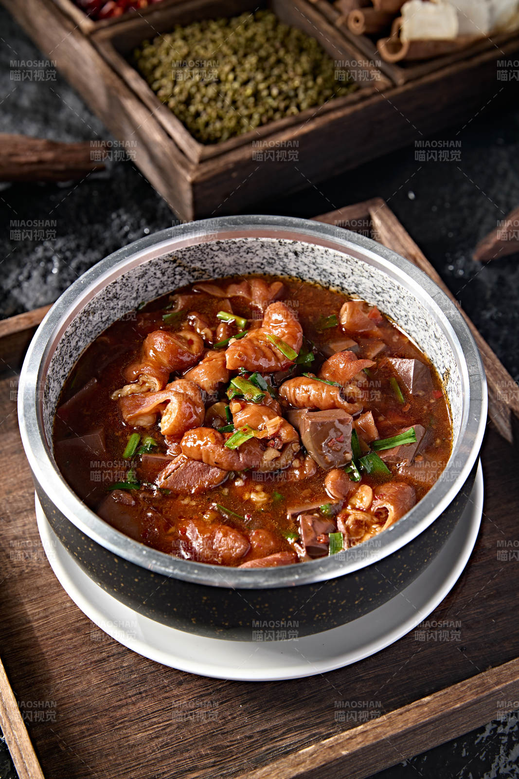 江湖菜系石锅鸭血炖肥肠图片