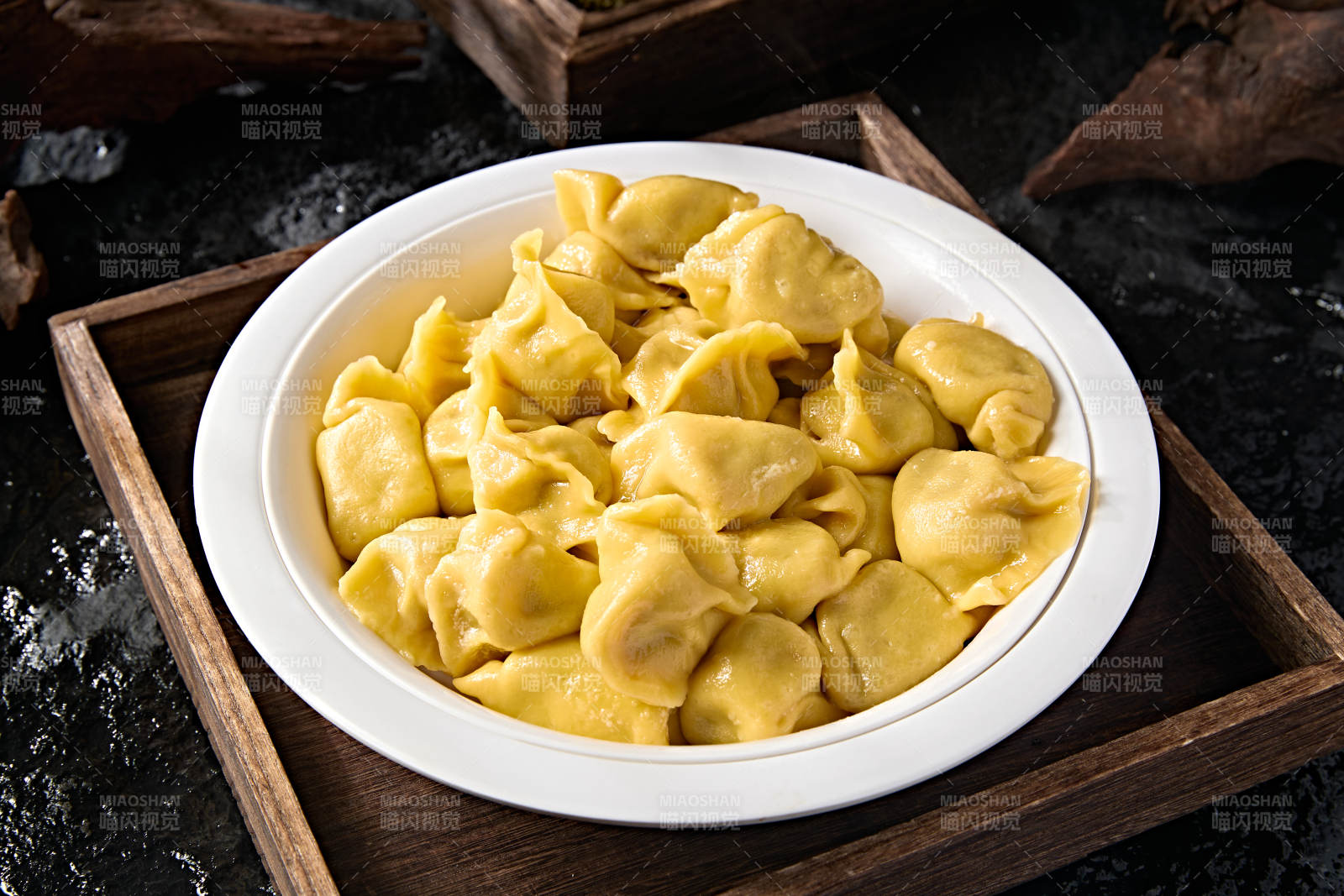 粗粮玉米面皮的猪肉酸菜饺子图片