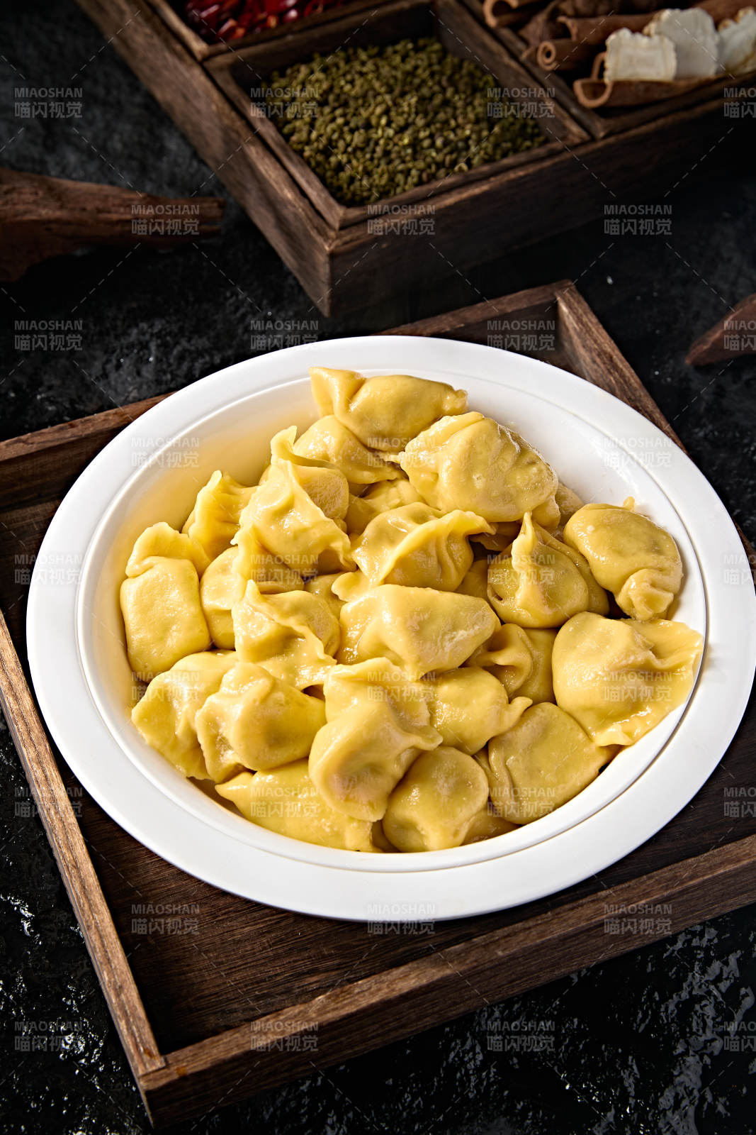 粗粮玉米面皮的猪肉酸菜饺子图片