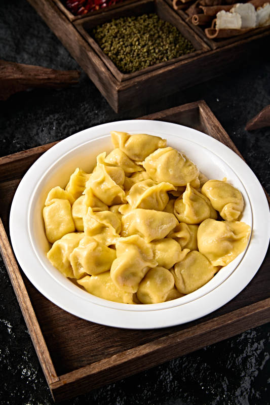 粗粮玉米面皮的猪肉酸菜饺子图片