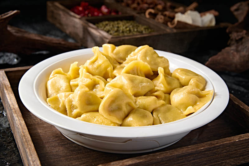 粗粮玉米面皮的猪肉酸菜饺子图片