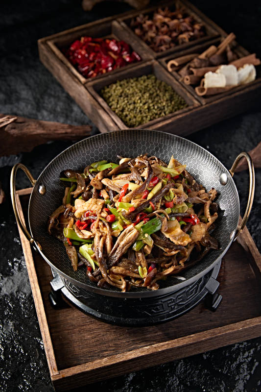 中餐美食杭椒蒜苗锅仔五花肉茶树菇图片