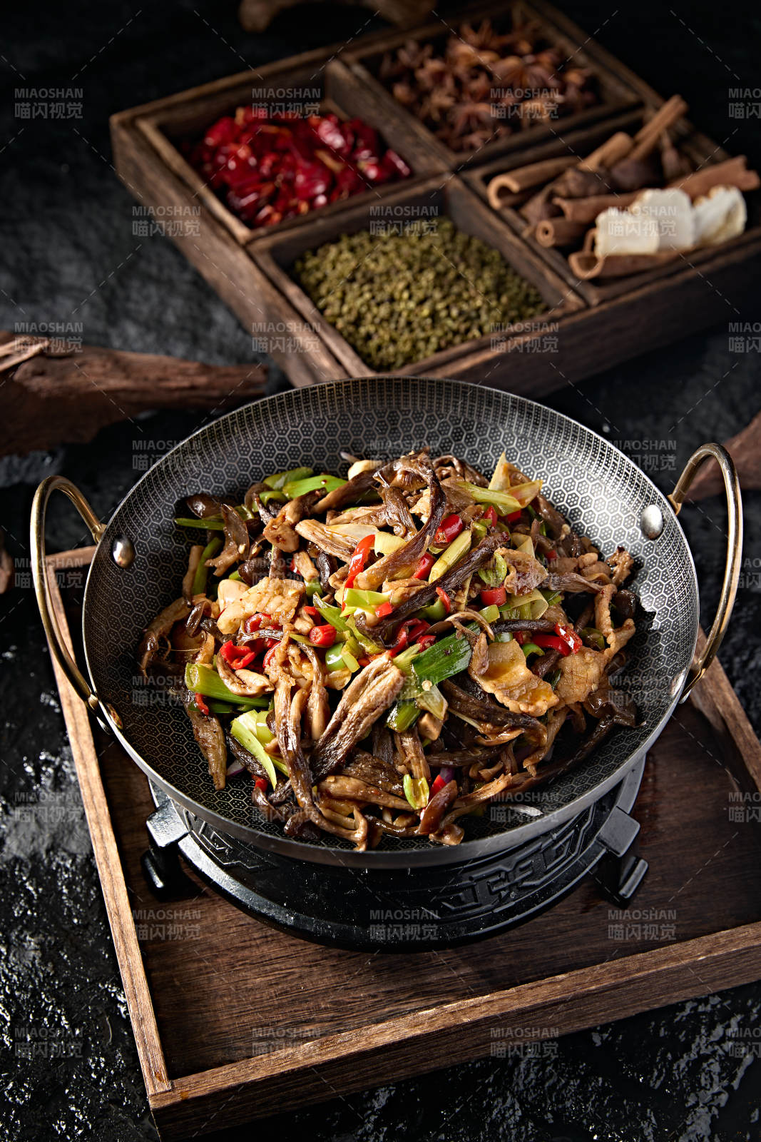 中餐美食杭椒蒜苗锅仔五花肉茶树菇图片