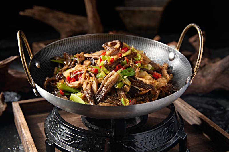 中餐美食杭椒蒜苗锅仔五花肉茶树菇图片