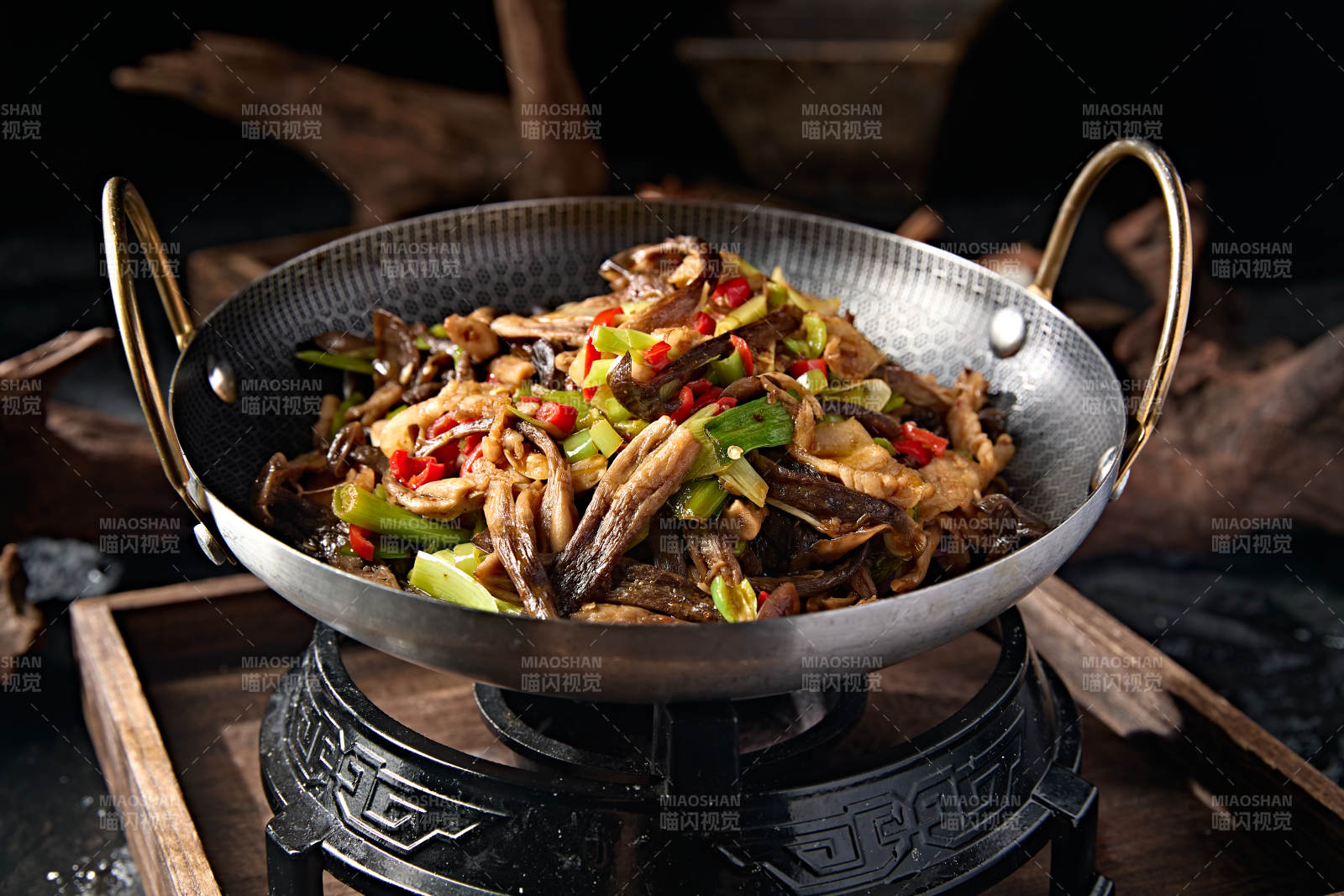 中餐美食杭椒蒜苗锅仔五花肉茶树菇图片