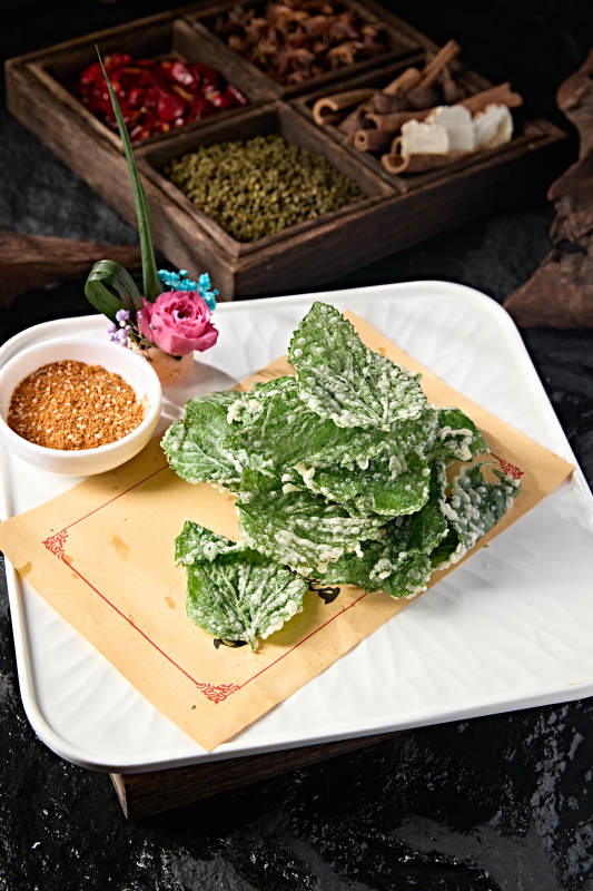 老北京传统美食酥炸蛋液紫苏叶图片