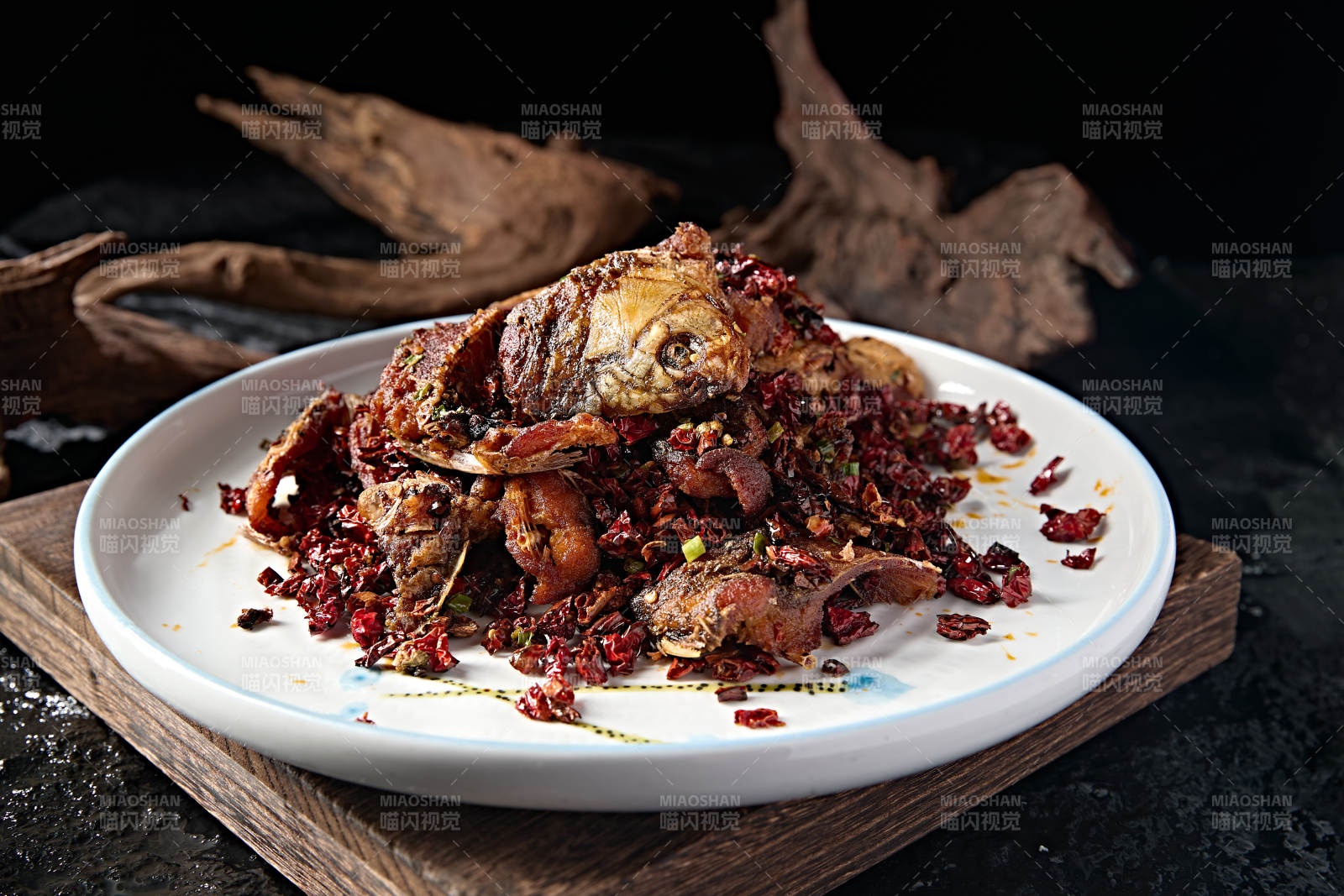 川式爆辣香酥炸鲫鱼图片