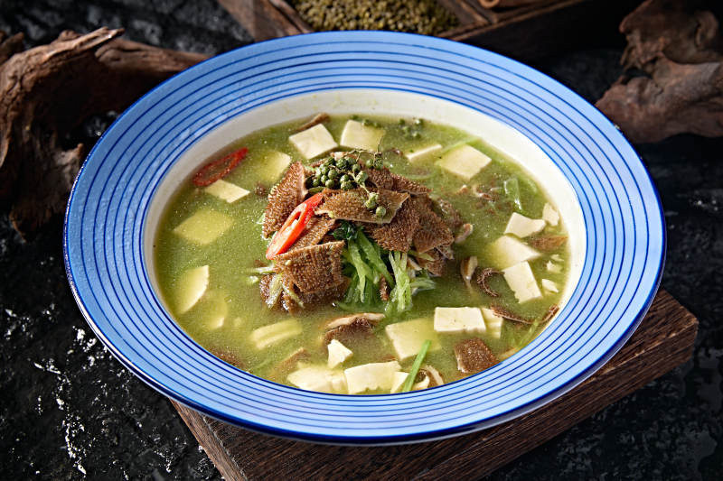 川渝美食藤椒酸汤豆腐瓜丝炖毛肚图片