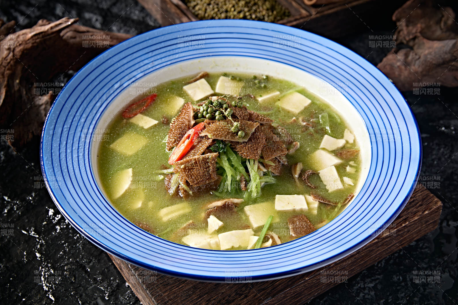 川渝美食藤椒酸汤豆腐瓜丝炖毛肚图片