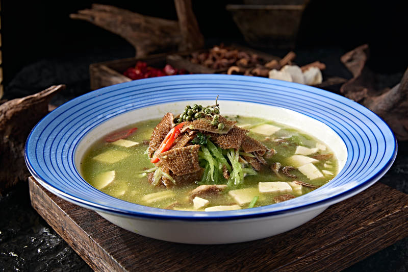 川渝美食藤椒酸汤豆腐瓜丝炖毛肚图片