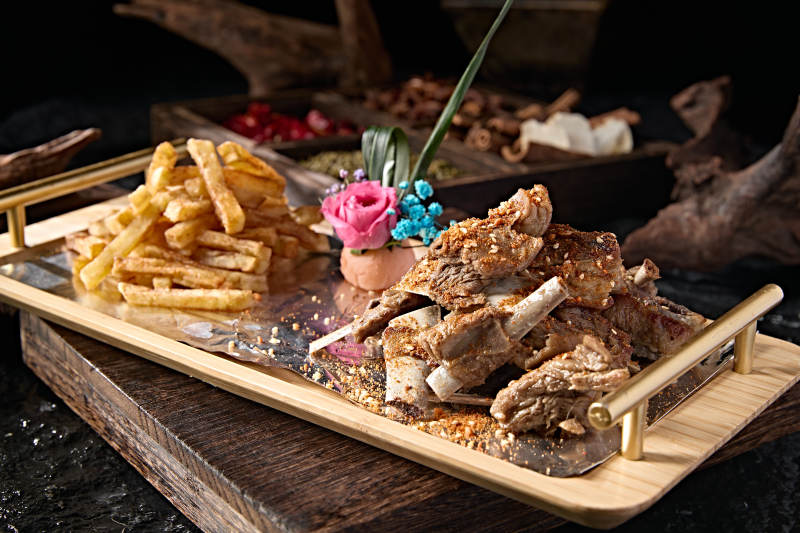 蒙餐美味炭烤羊肋排配炸薯条图片