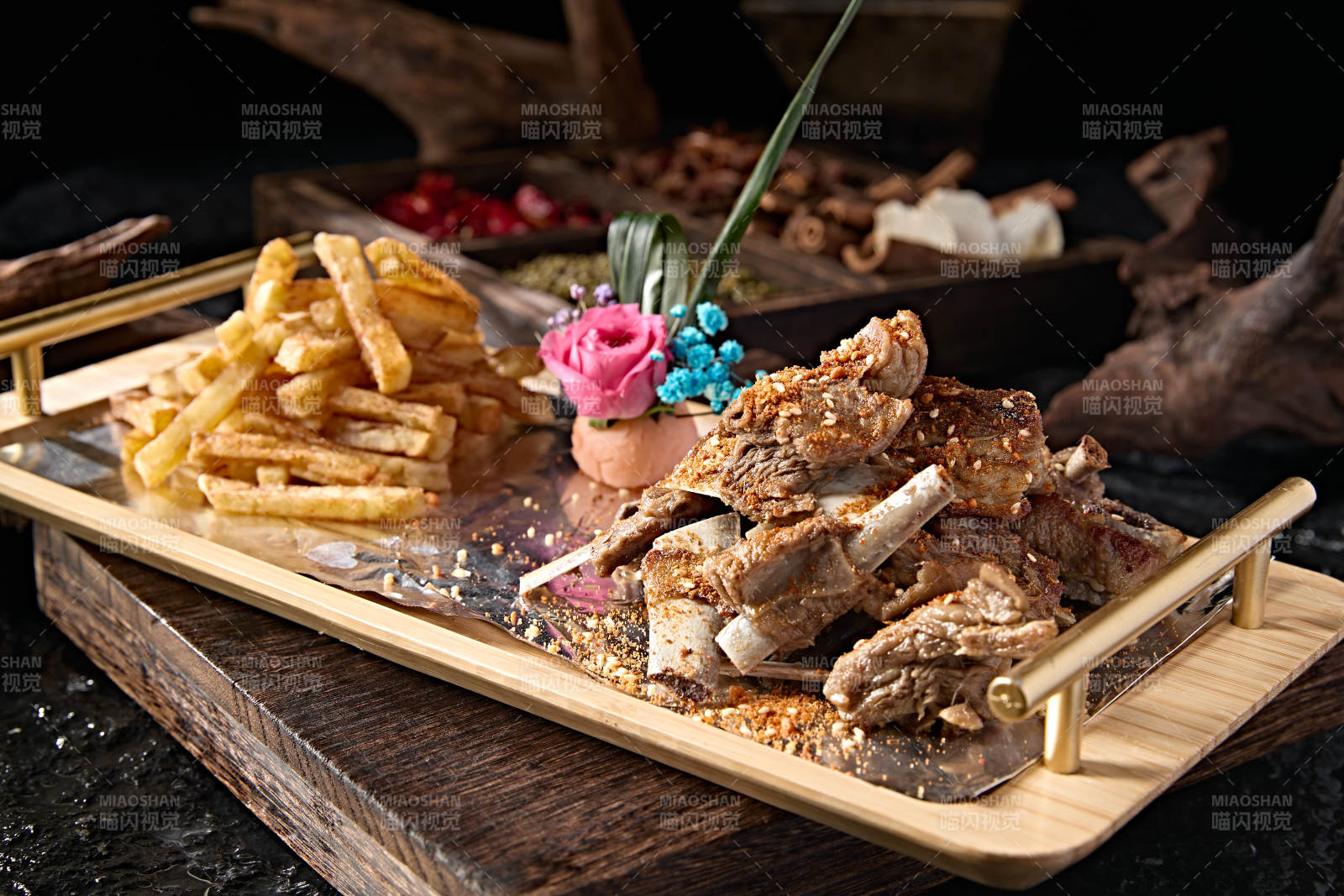 蒙餐美味炭烤羊肋排配炸薯条图片