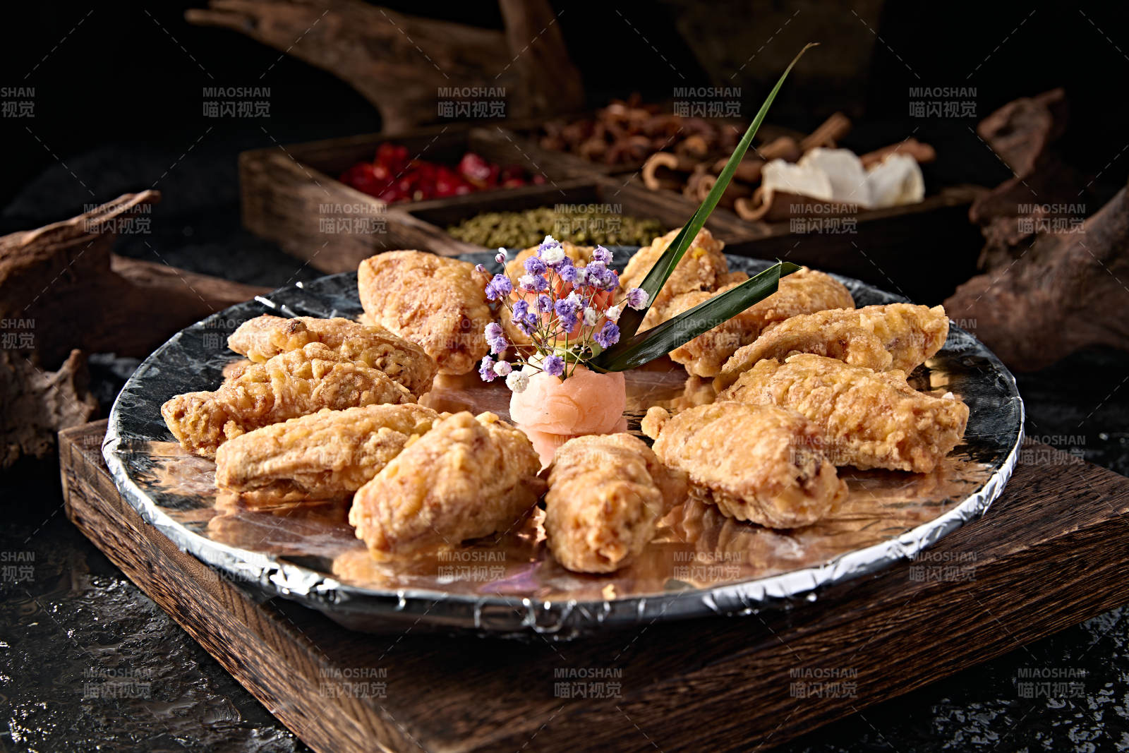 风味美食蒜香油炸鸡翅中图片