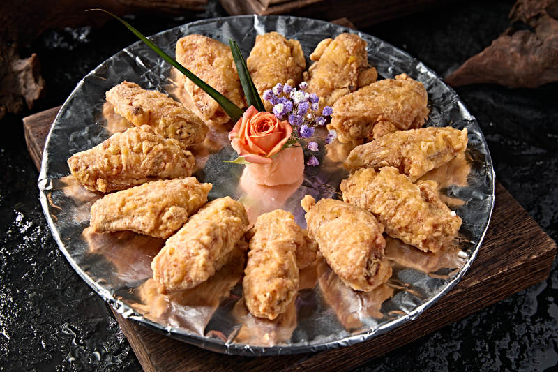 风味美食蒜香油炸鸡翅中图片