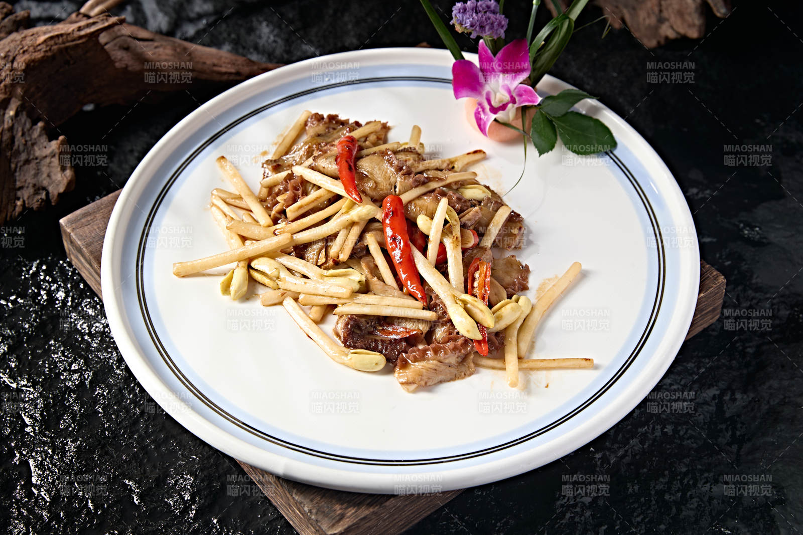 指天椒花生芽炒金钱肚片图片