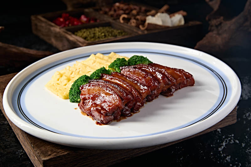中餐广式美味蜜汁烧肉配凤梨图片