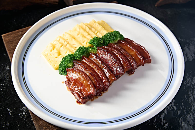 中餐广式美味蜜汁烧肉配凤梨图片