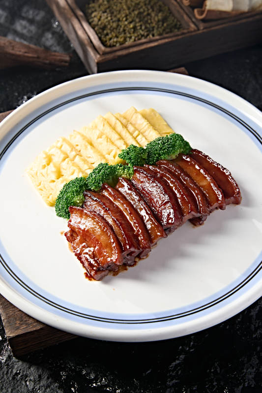 中餐广式美味蜜汁烧肉配凤梨图片