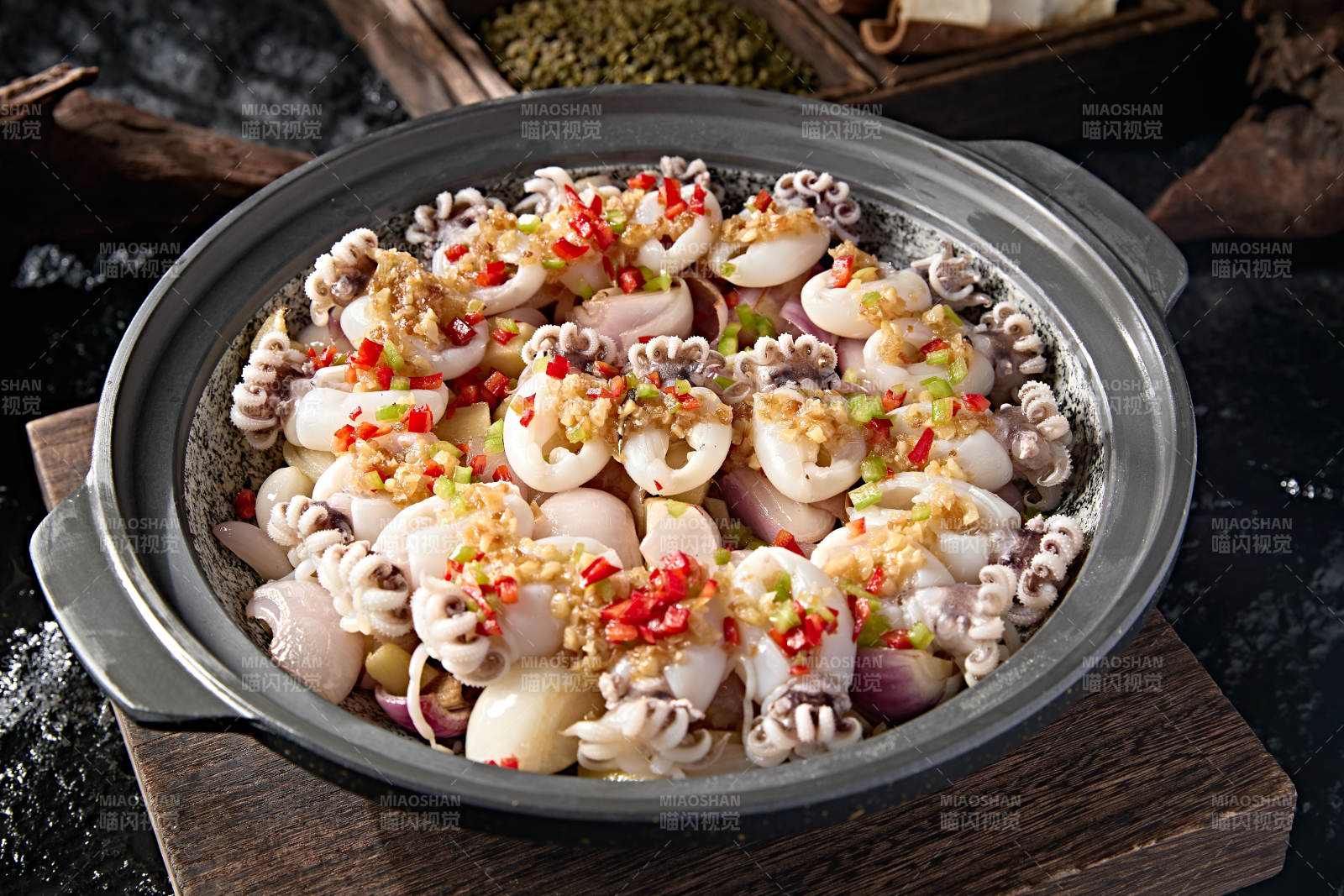 中餐美味小海鲜石锅蒜蓉剁椒烧墨鱼仔图片